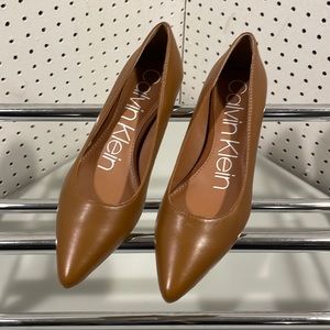 Calvin Klein Women’s Brown Kitten Heel Pumps size 6M never worn